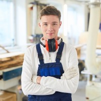 Auszubildender in der Werkstatt