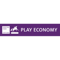 Lila Balken mit Quadrat Joachim Herz Stiftung, ein Pferd und Text Play economy