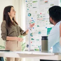 Frau bespricht mit ihren Kollegen Klimaschutz