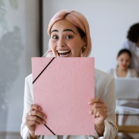 Ein Bewerberin mit Bewerbungsmappe freut sich