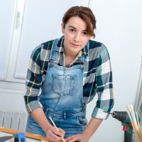 Junge Auszubildende bei der Arbeit