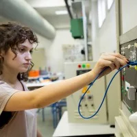 Junge Frau bei der Elektronikerausbildung