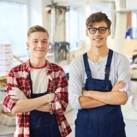 Auszubildende in der Werkstatt