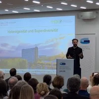 Der Professor für Migrations- und Bildungssoziologie Aladin El-Mafaalani spricht am Rednerpult auf dem jakobb vor einem Publikum über Heterogenität und Superdiversität. 