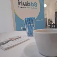 Der Stand von HubbS.schule auf dem Zukunftskongress mit Roll-Up, Kaffeetasse, Stiften und Flyern.