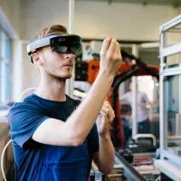 Azubi mit VR-Brille