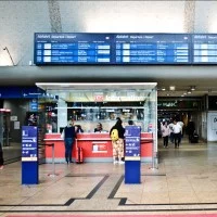 Informationsschalter und Zuganzeige vom Hauptbahnhof Köln