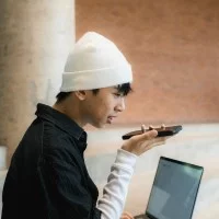 Azubi spricht mit KI