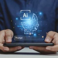 Die Hände eines Mannes halten ein Handy. Über dem Handy ist ein Hologramm einer AI und eines Prompts.