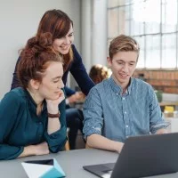 Azubis lernen in Rollenspielen die Gefahren von Social Media kennen.