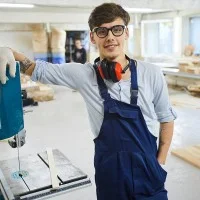 Azubi in der Werkstatt