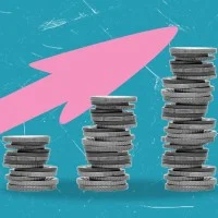 Eine Collage mit dem Bild einer Hand, die ein Papierflugzeug hält und daneben drei Stapel mit Geldmünzen