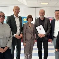 Auf dem Foto stehen sechs Personen in Reihe, darunter Bildungsminister Armin Schwarz und Sozialministerin Heike Hofmann.