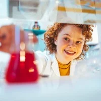 Junge Frau arbeitet im Labor.