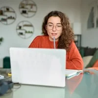 Junge Frau arbeitet am Laptop