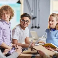 Junge Menschen im Gespräch bei der Arbeit