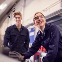 Zwei Azubis in der Autowerkstatt