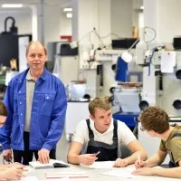 Berufsschullehrer und Azubis in der Schule