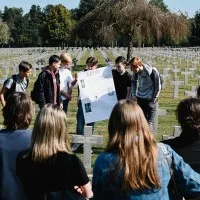 Jugendliche erinnern auf einem Friedhof in Ysselsteyn in den Niederlanden an den Deutschen Armin Dürholt