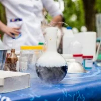 Ein Tisch mit wissenschaftlich chemischen Experimenten.