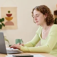 Junge Frau arbeitet am Laptop
