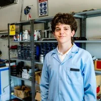 Auszubildender in der Werkstatt