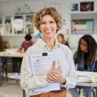 Lehrerin mit Schülern im Klassenzimmer