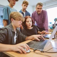 Auszubildende arbeiten am Laptop