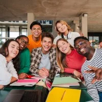 Schülerinnen und Schüler beim gemeinsamen Lernen in der Schule
