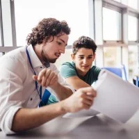 Schüler mit Arbeitsblatt