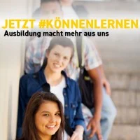 Vier junge Menschen sitzen hintereinander auf einer Treppe.