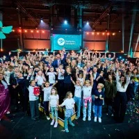 Alle Gewinner des Deutschen Schulpreises 2026 jubeln gemeinsam.