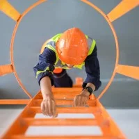 Bauarbeiter auf einer Leiter