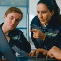 Lehrkräfte arbeiten an einem Laptop