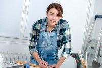Junge Auszubildende bei der Arbeit
