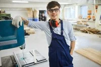 Azubi in der Werkstatt