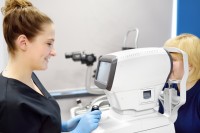 Eine Orthoptistin führt einen Sehtest bei einem Kind durch.