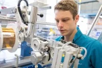 Ein Apparatebauer überprüft ein Gerät bei der Firma Microquartz, in der Quarzglaskapillaren hergestellt werden.