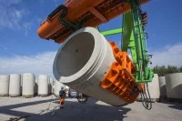 Ein Betonfertigteilbauer stellt im Lager eines Betonwerks in Gelsenkirchen Abwasserrohre für den Transport zusammen.