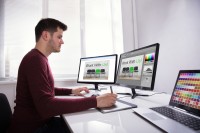 Ein Kommunikationsdesigner erstellt eine Werbekampange für ein Dienstleistungsunternehmen.