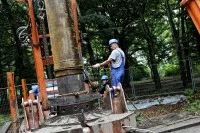 Brunnenbauer bohren nahe dem Wasserwerk Wuhlheide einen Grundwasserbrunnen zur Trinkwassergewinnung.