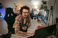 Ein Mediendesigner arbeitet am letzten Schliff eines Werbefilms.