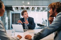 Ein Managementassistent berät die Geschäftsführung zu einer bevorstehenden Verhandlung mit dem neuen Geschäftspartner.