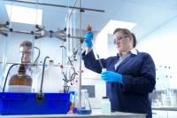Eine Chemielaborjungwerkerin testet Chemikalien in einer Galvanikfabrik.