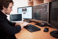 Ein Assistent für technische Informatik programmiert ein internationales Netzwerk für sein Unternehmen. 