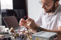 Ein Assistent für Wirtschaftsinformatik passt die Hardware an den neuen Bedarf des Unternehmens an.