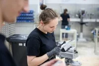 Eine Elektronikerin für Betriebstechnik vermisst ein Werkstück aus Metall.