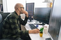 Ein mathematisch-technischer Assistent entwickelt ein neues Softwareprogramm.