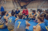 Ein Sportassistent unterstützt den Trainier bei der letzten Besprechung mit den Frauenbasketballerinnen vor dem großen Endspiel. 