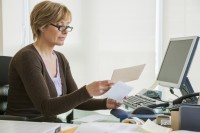 Eine kaufmännische Assistentin/ Wirtschaftsassistentin für Büro und Sekretariat kümmert sich um die Post für das mittlere Management.